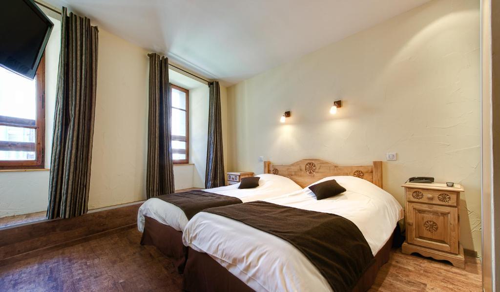 Hotel Du Commerce Thones Room photo